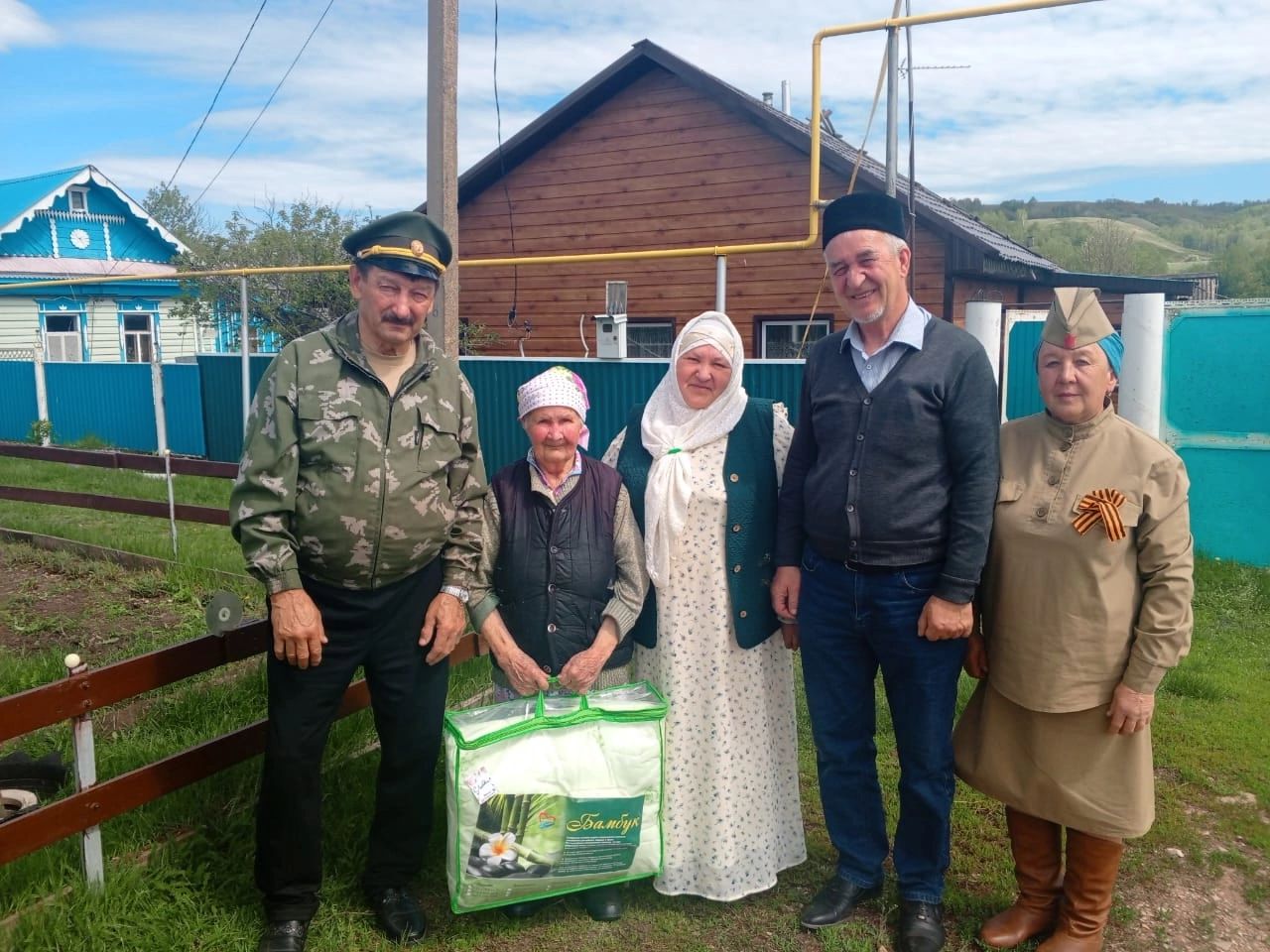 Салкын-Чишминская сельская библиотека и жители села поздравили ветеранов труда