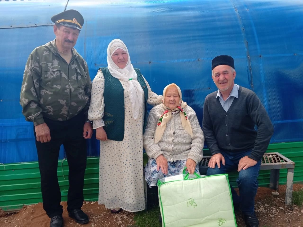 Салкын-Чишминская сельская библиотека и жители села поздравили ветеранов труда