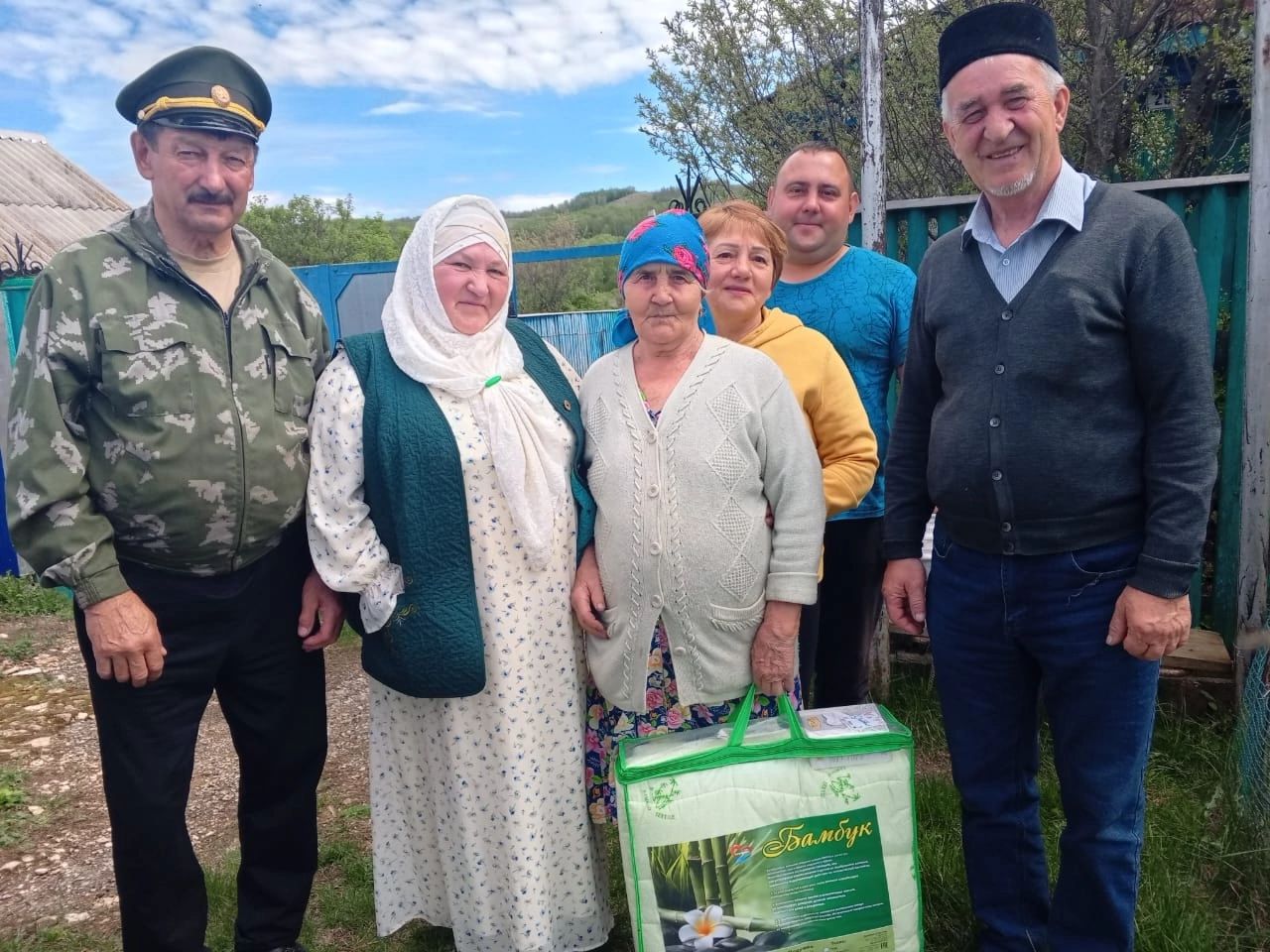 Салкын-Чишминская сельская библиотека и жители села поздравили ветеранов труда