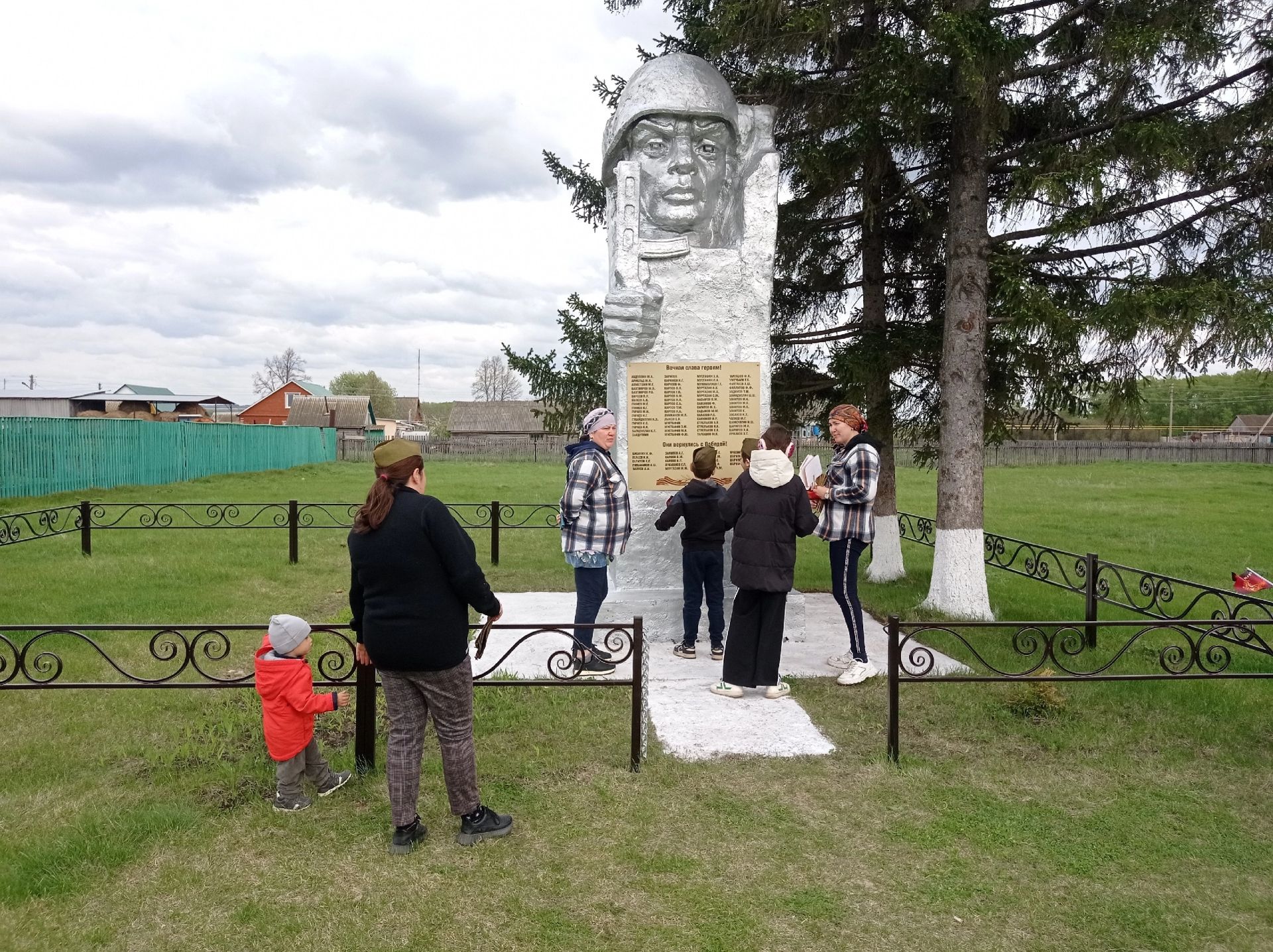 «Мы помним героев»: в Кряш-Буляке прошла памятная линейка