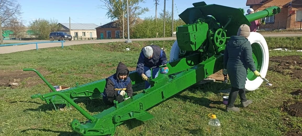Байрякинский СДК провел патриотический субботник в честь 80-летия Победы