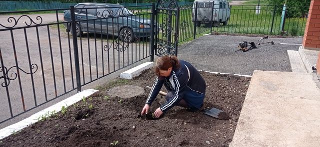 Субботник в Байряки-Тамакском сельском доме культуры
