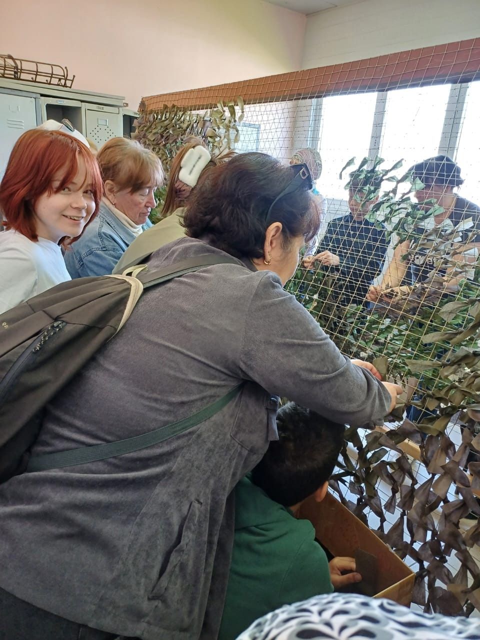 Учащиеся и родители плетут маскировочные сети