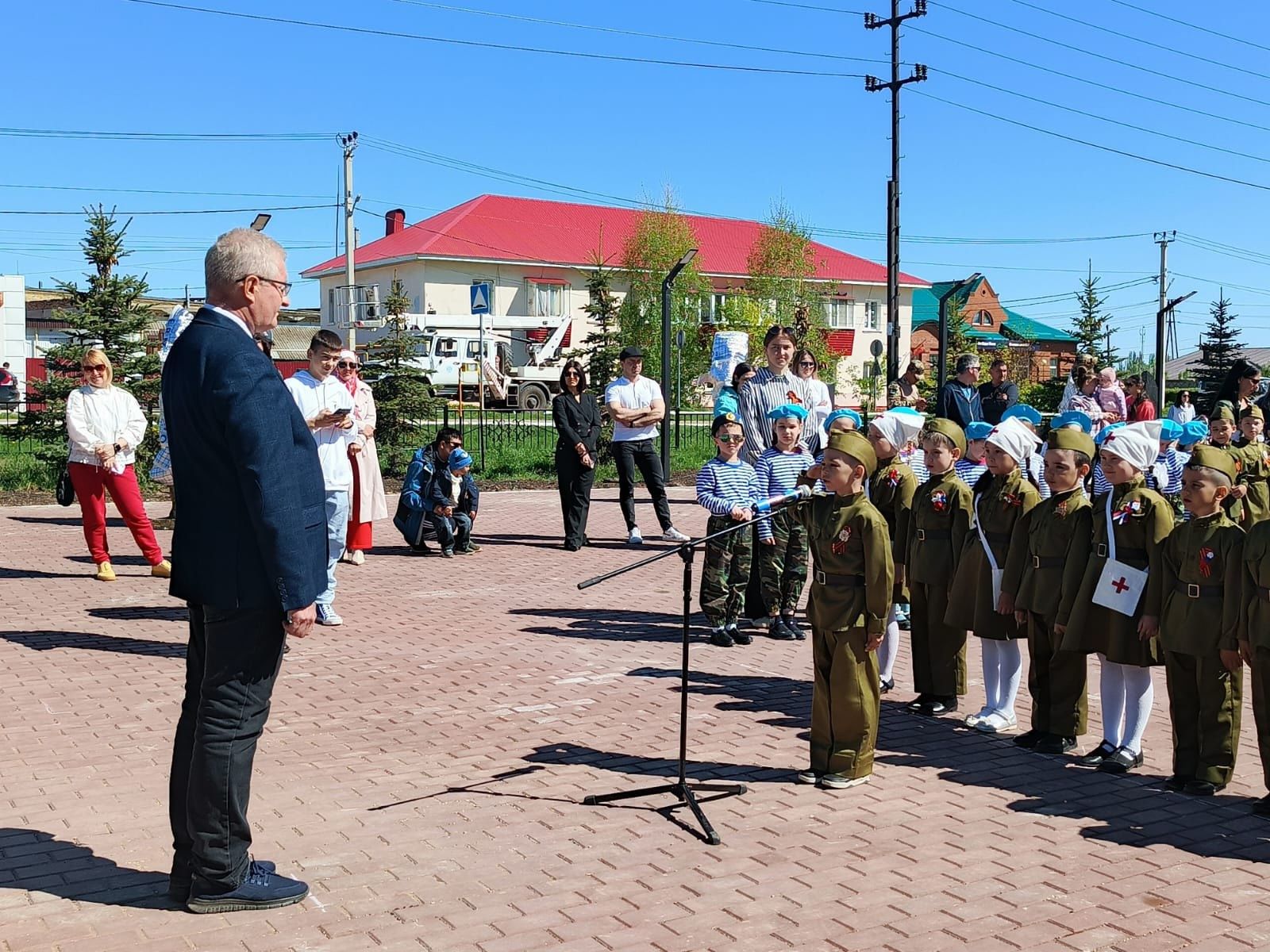 Бравые солдаты с песнями идут…