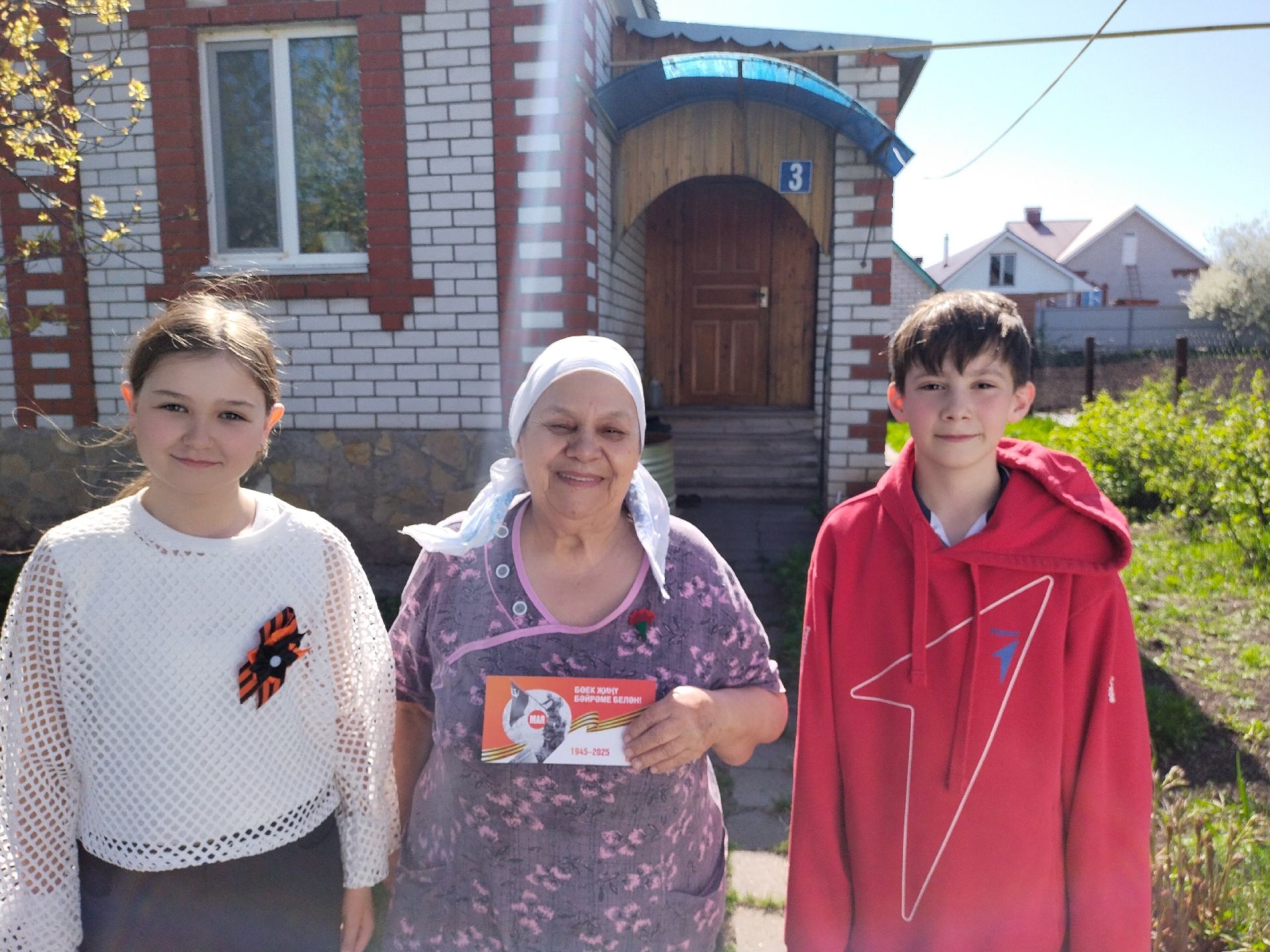 Уруссинская гимназия почтила память героев: ветераны и дети войны приняли поздравления с Днем Победы