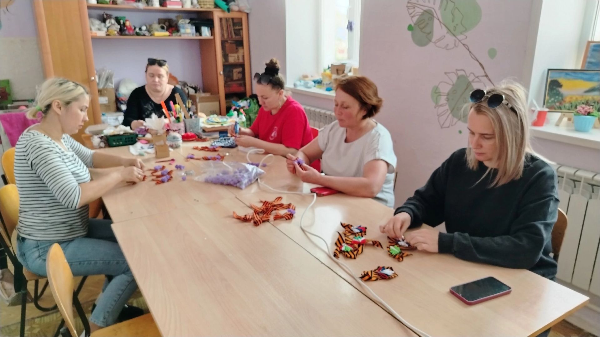 Педагоги Центра детского творчества изготовили Георгиевские броши для ветеранов труда