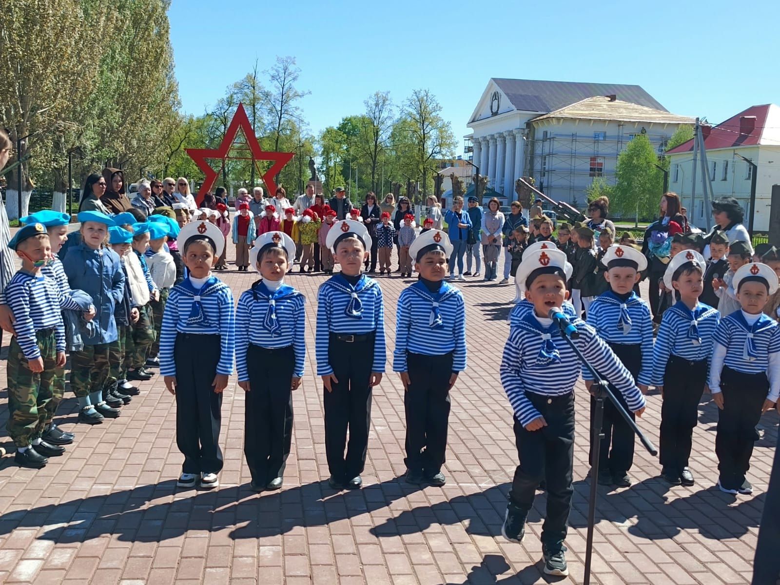 Бравые солдаты с песнями идут…