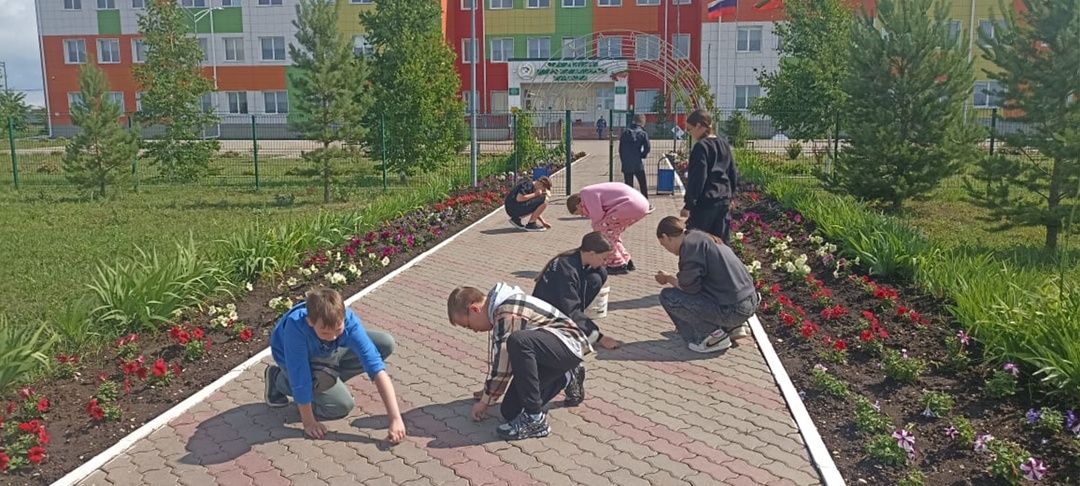 Ребята благоустраивают территорию лагеря
