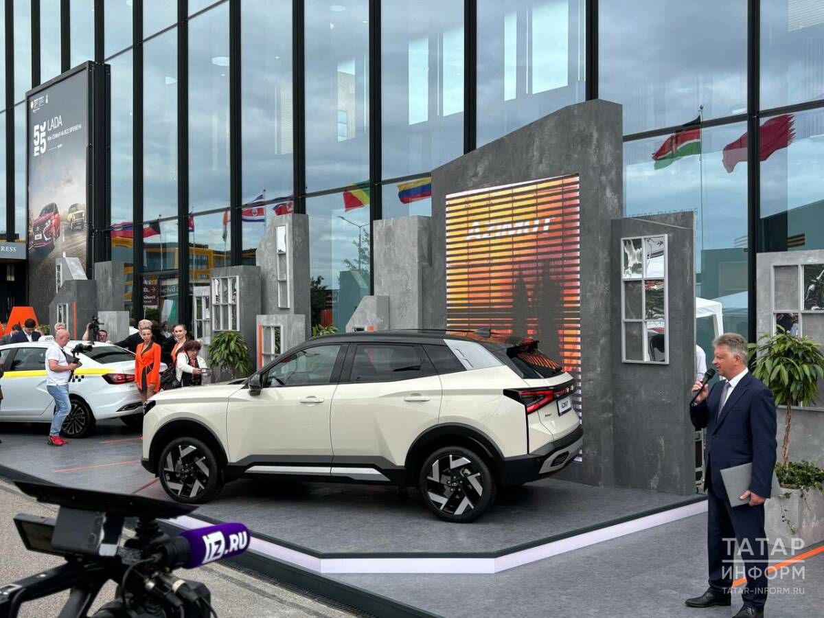 Премьера кроссовера Lada Azimut на ПМЭФ