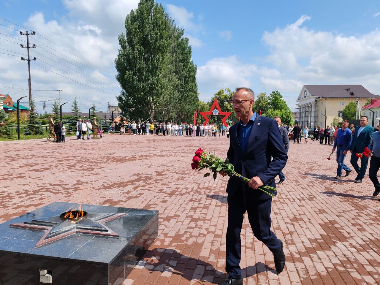 На холодную плиту легли живые цветы от благодарных ютазинцев