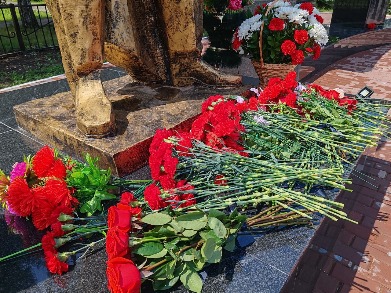 На холодную плиту легли живые цветы от благодарных ютазинцев