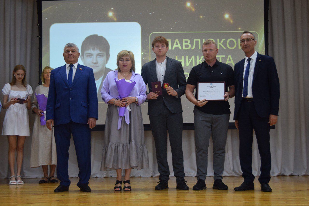 Выпускники школ - в перезвоне золота и серебра