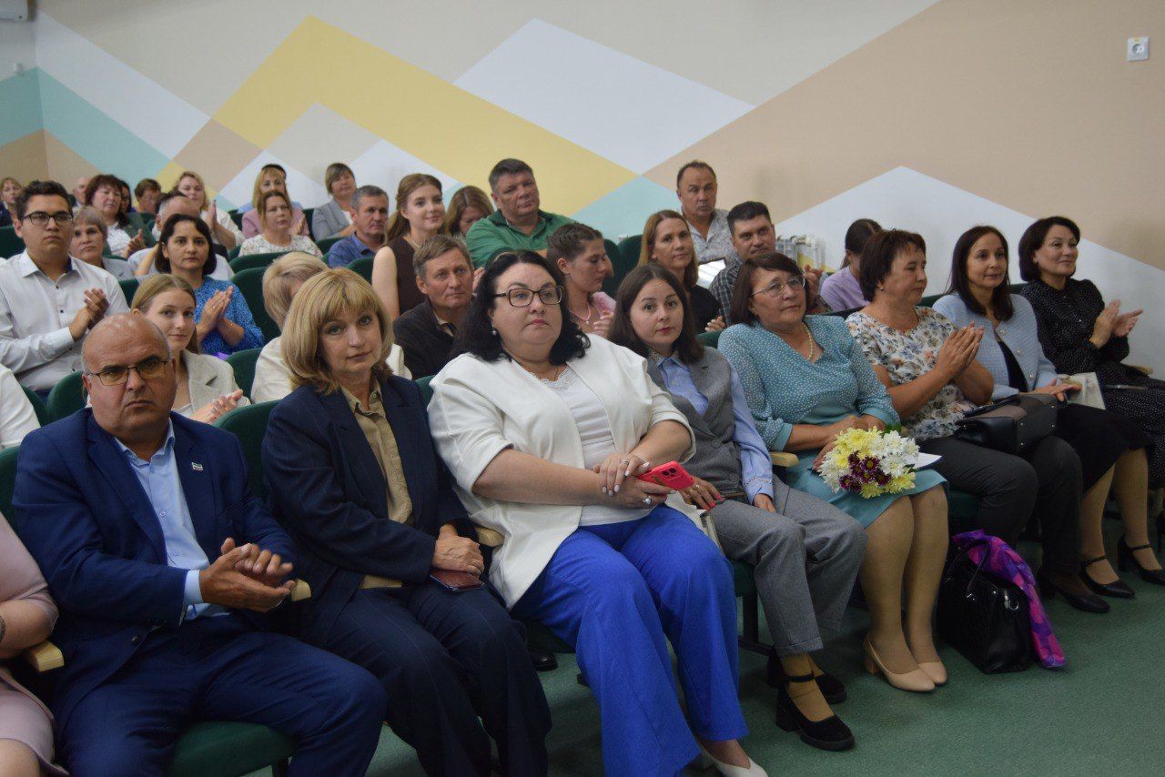 Выпускники школ - в перезвоне золота и серебра