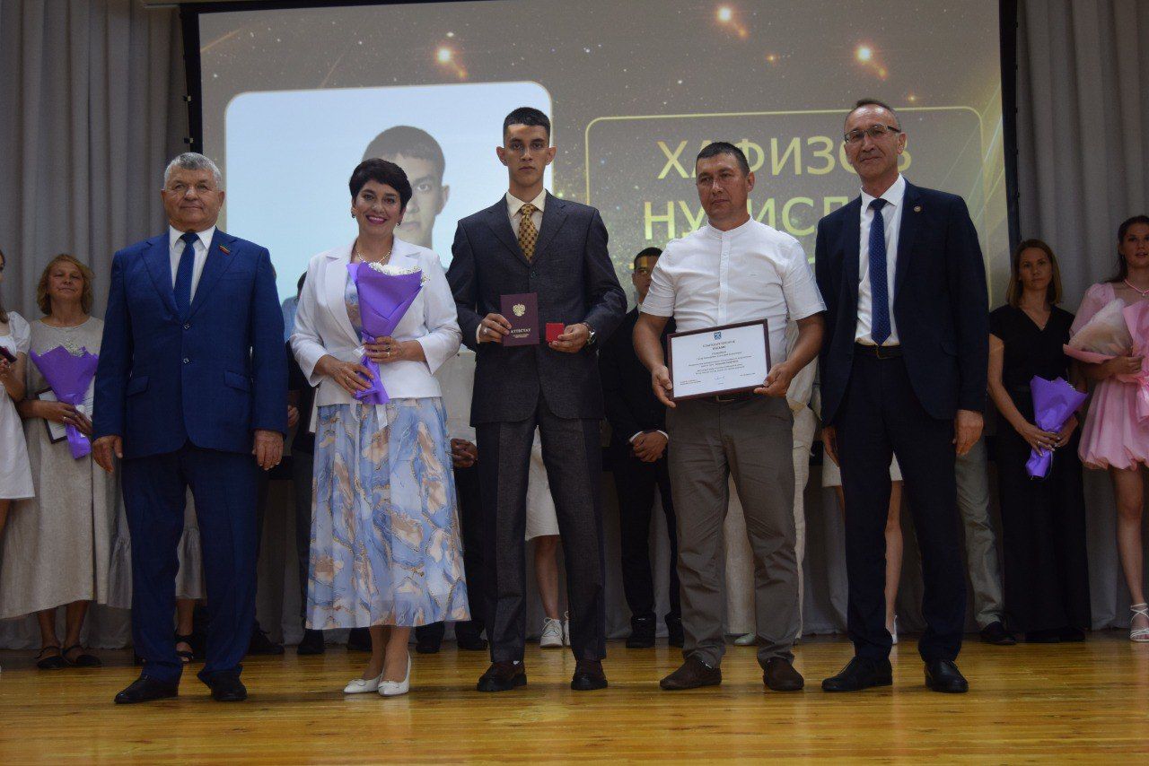 Выпускники школ - в перезвоне золота и серебра