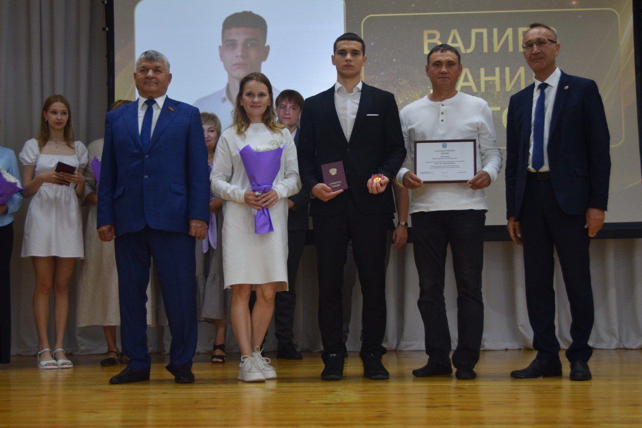 Выпускники школ - в перезвоне золота и серебра