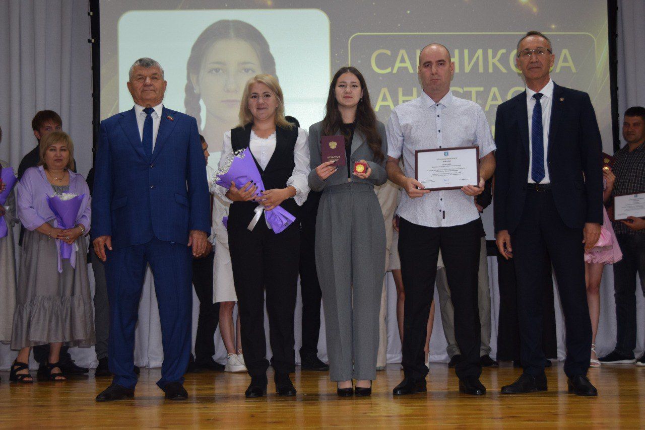 Выпускники школ - в перезвоне золота и серебра