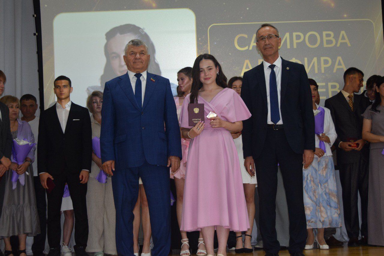 Выпускники школ - в перезвоне золота и серебра