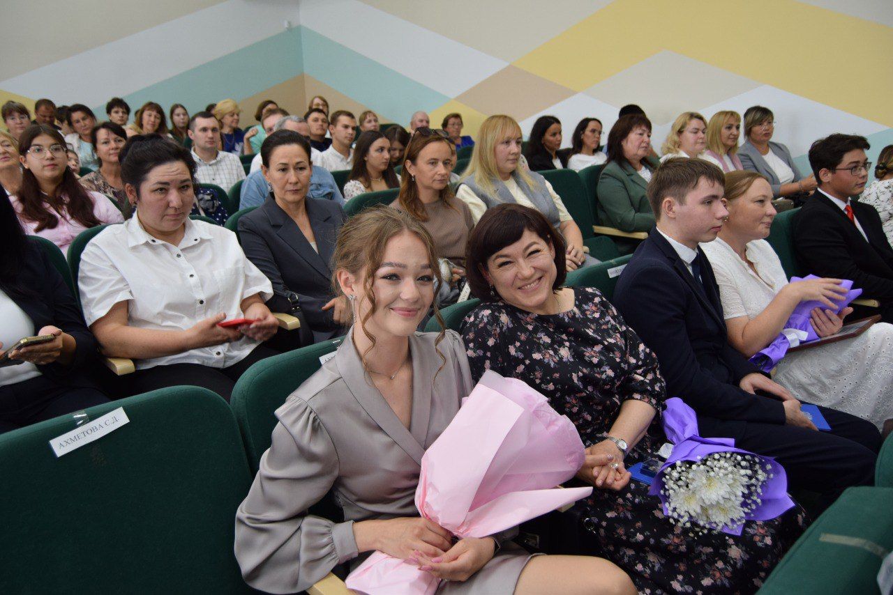 Выпускники школ - в перезвоне золота и серебра