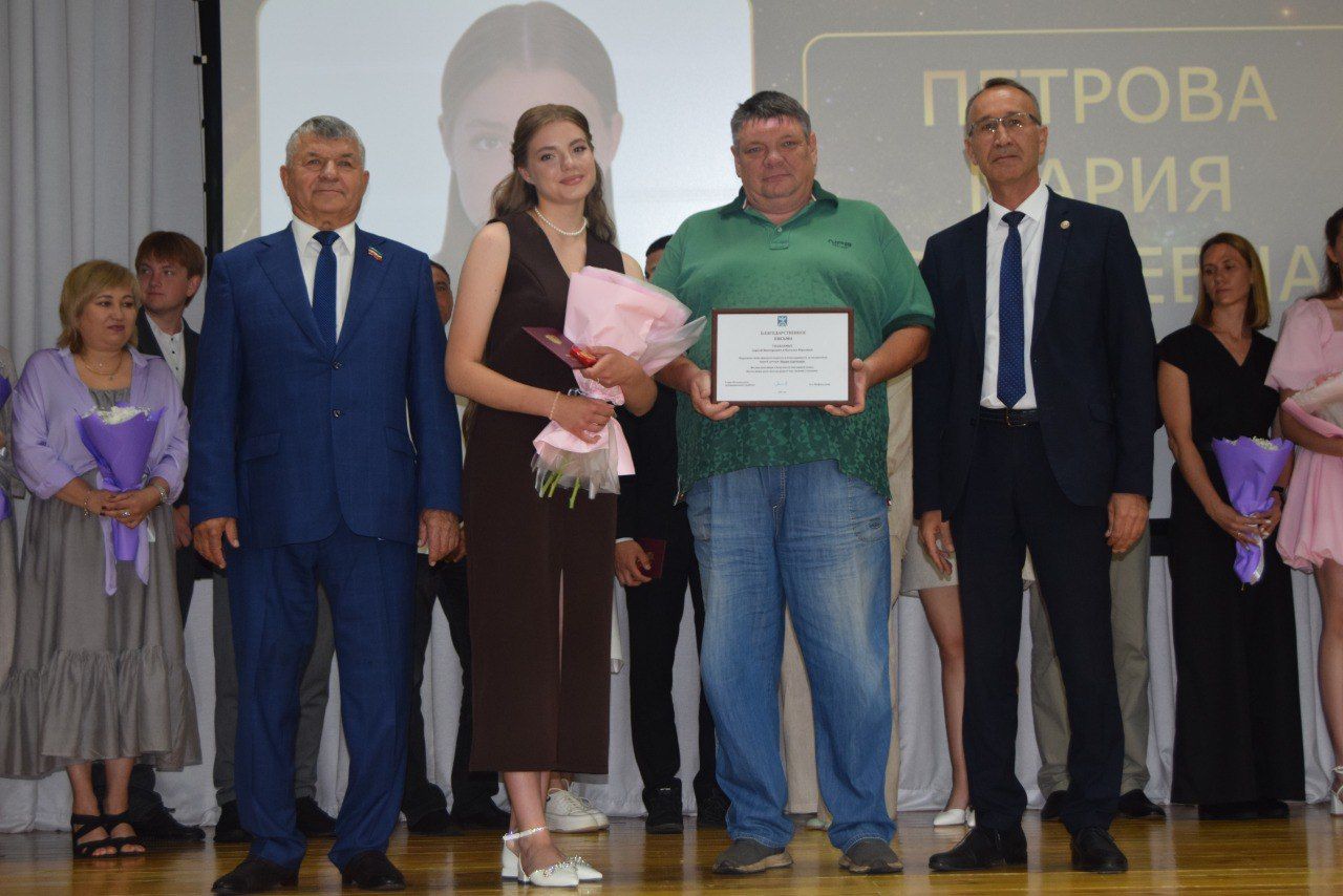 Выпускники школ - в перезвоне золота и серебра