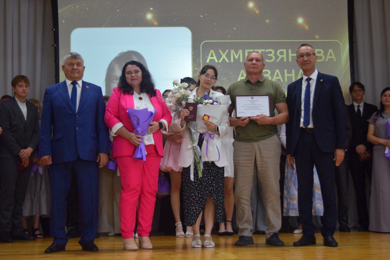 Выпускники школ - в перезвоне золота и серебра
