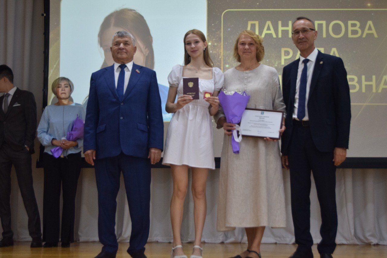 Выпускники школ - в перезвоне золота и серебра