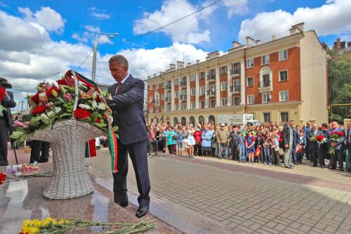 Рустам Минниханов возложил цветы к памятнику Пушкину в Казани