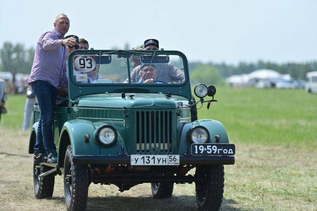 Рустам Минниханов прокатил гостей Сабантуя в Оренбуржье на ретроавтомобиле ГАЗ-69