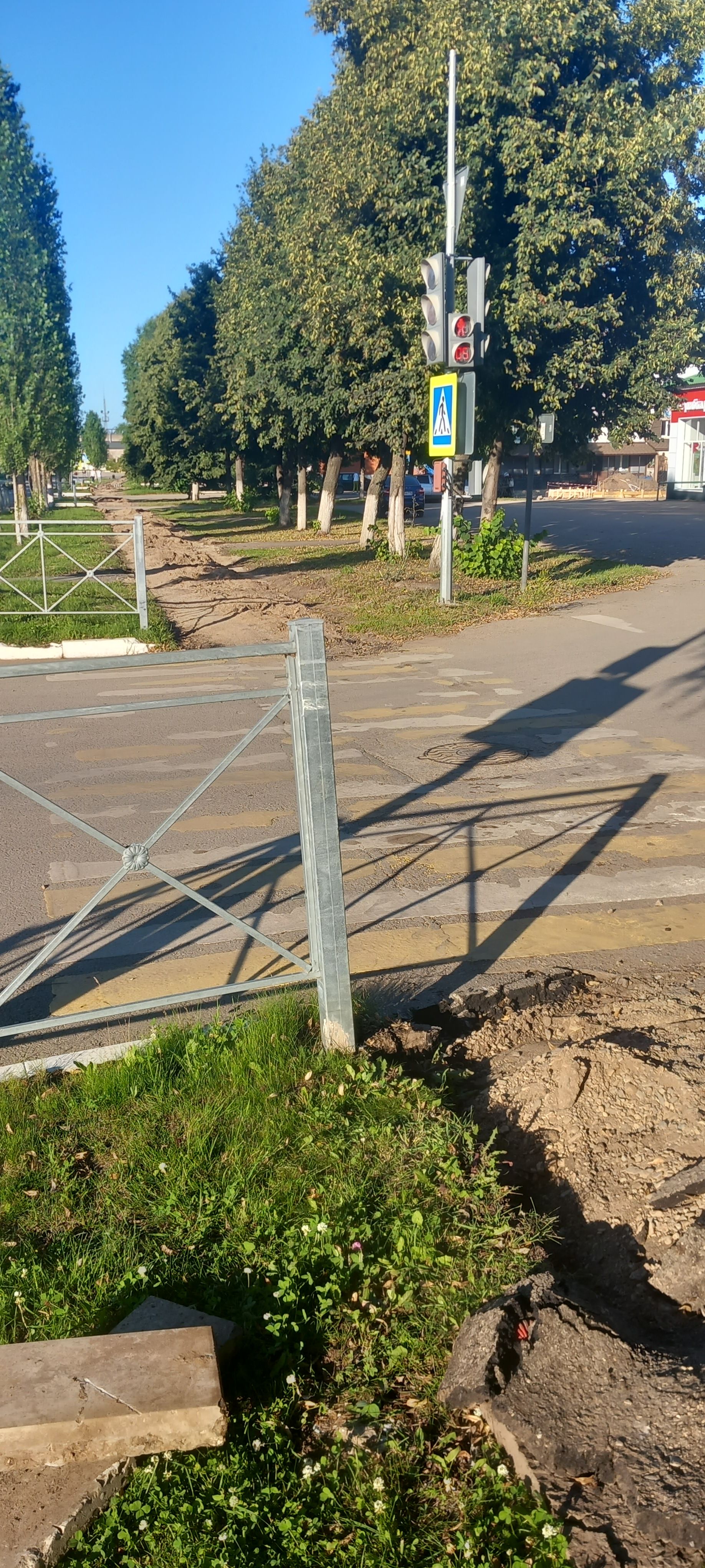 В Уруссу идет работа по демонтажу старых тротуаров