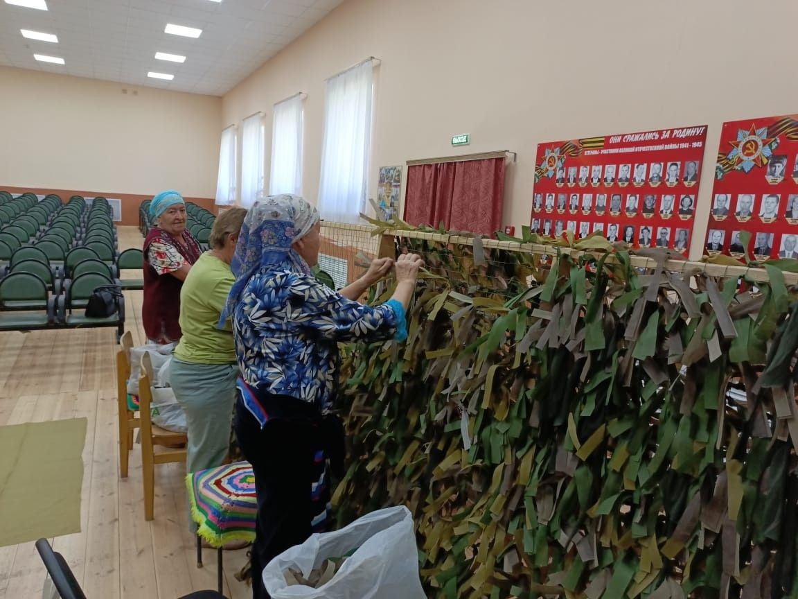 Жители села Байряка изготавливают маскировочные сети для фронта