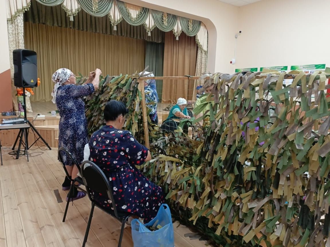 Жители села Байряка изготавливают маскировочные сети для фронта