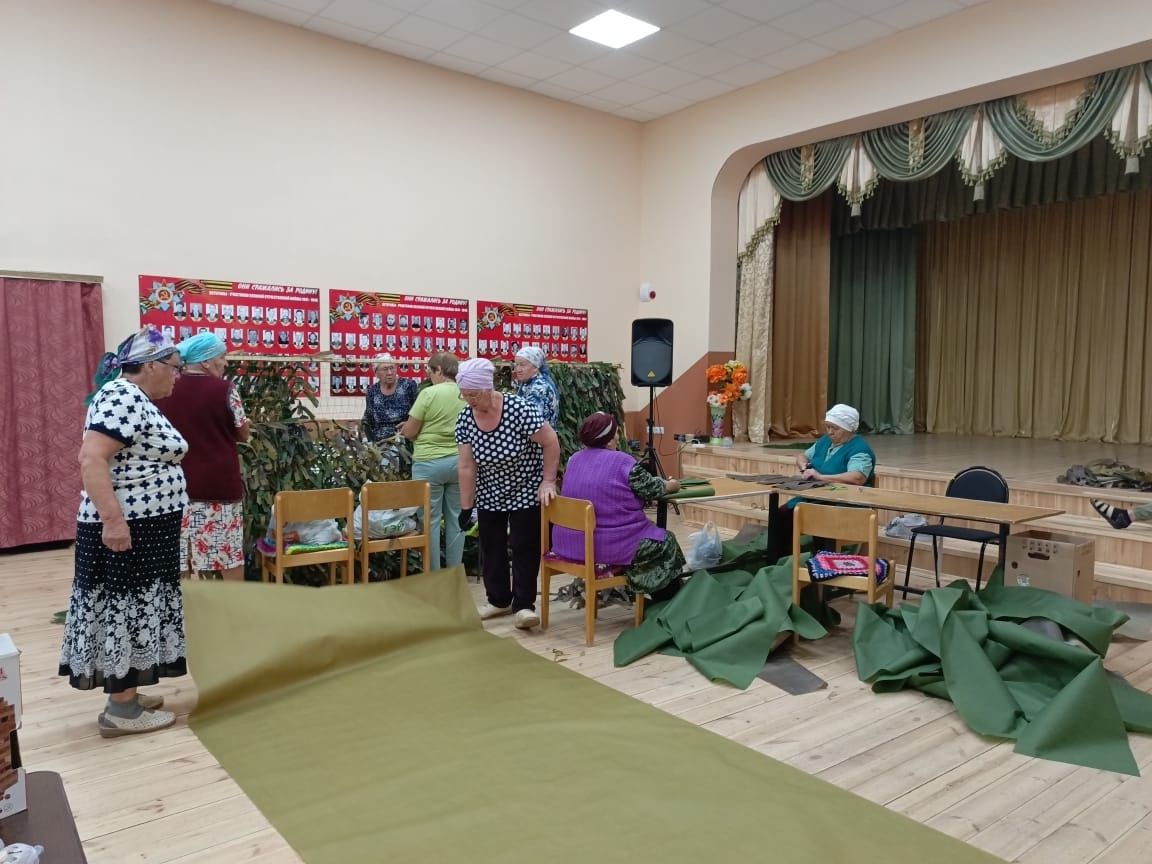 Жители села Байряка изготавливают маскировочные сети для фронта