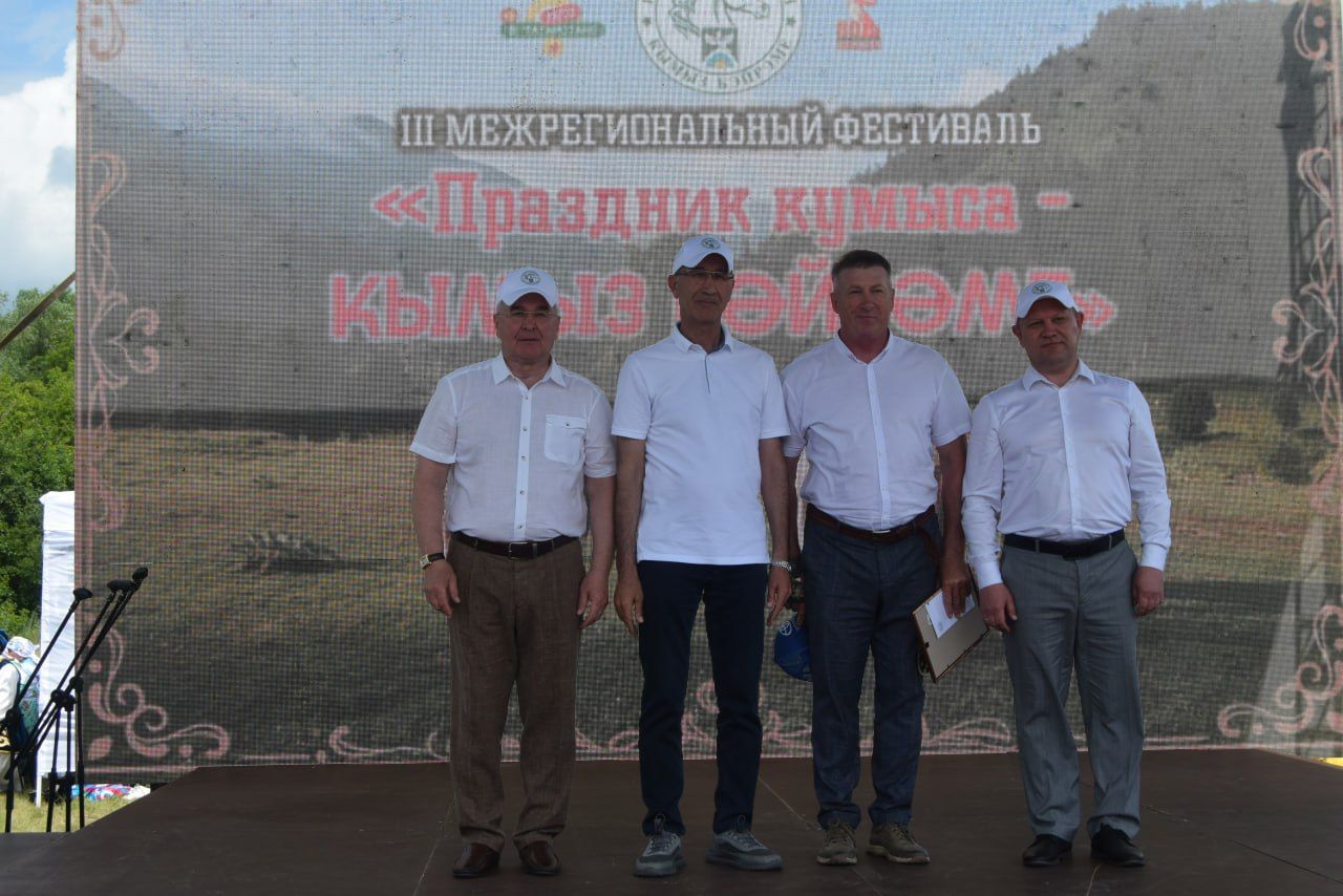 На абсалямовском майдане звучали фанфары в честь кумысоделов.