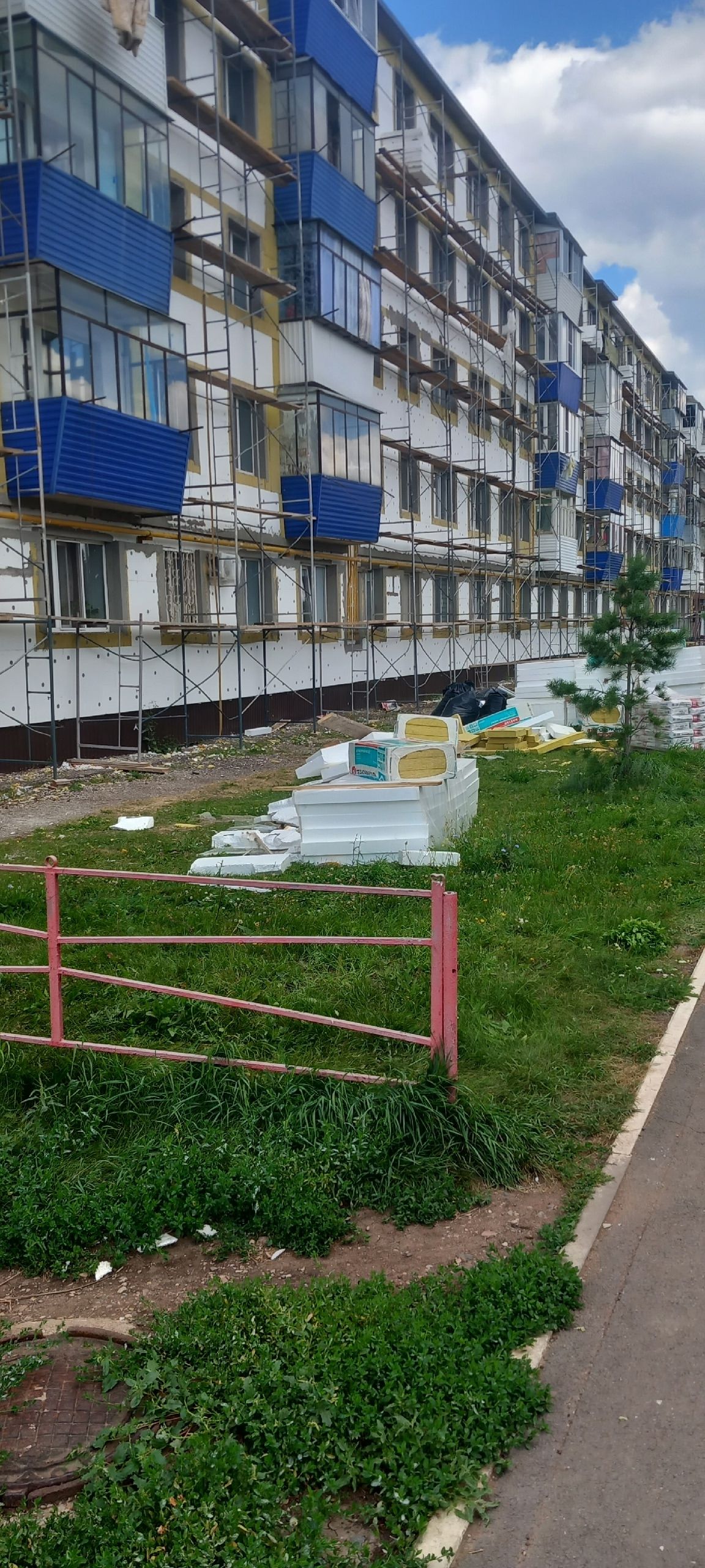 В Уруссу активно утепляют фасады многоквартирных домов