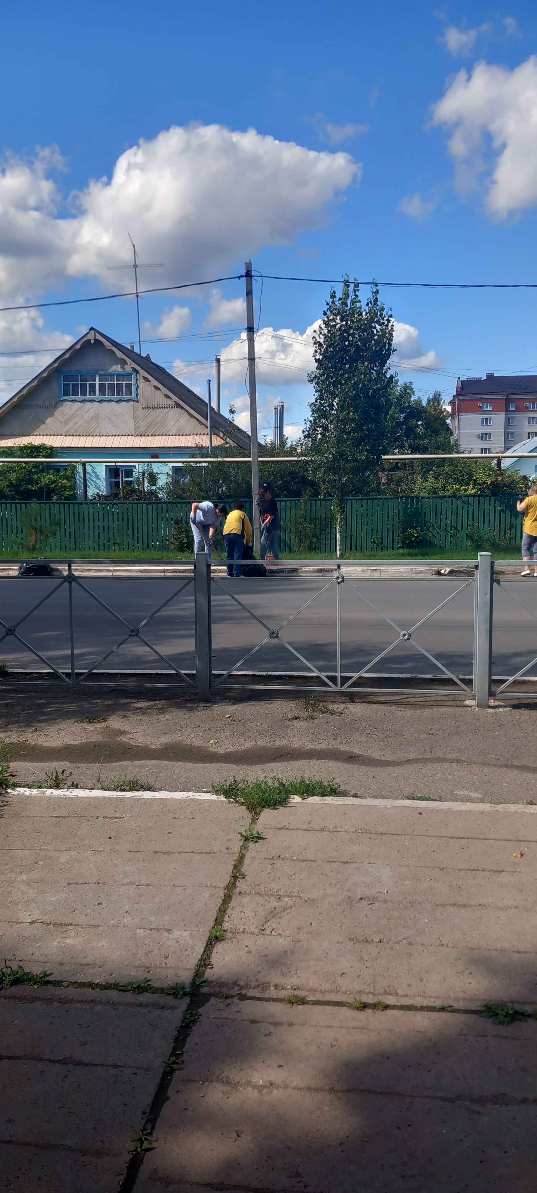 В посёлке Уруссу идёт уборка и побелка бордюров