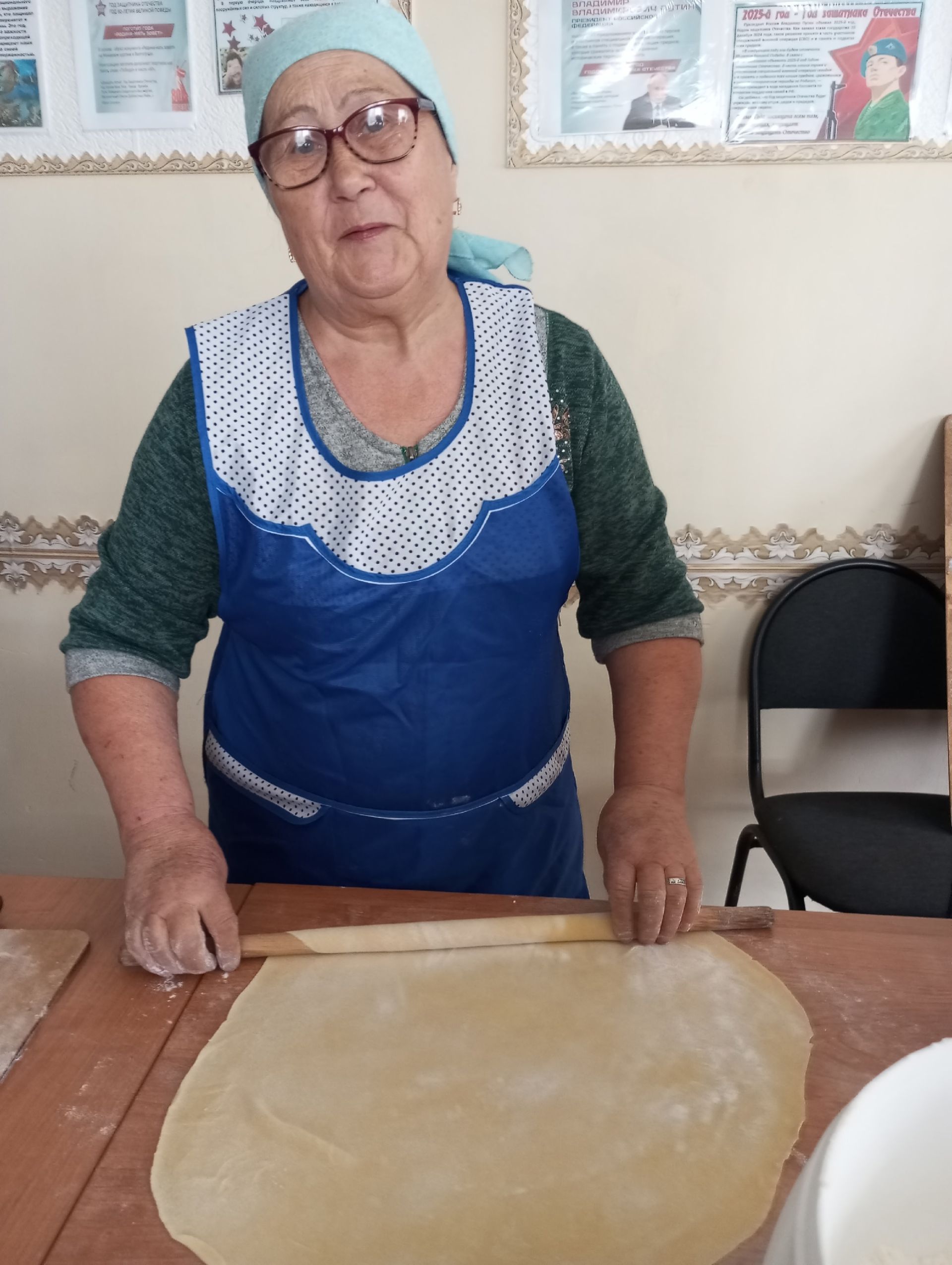 Волонтеры «Ярдәм янәшә» готовят домашнюю лапшу для участников СВО