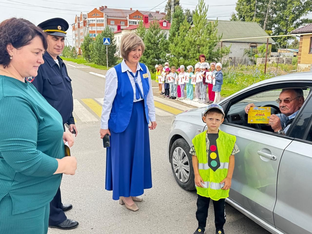 В Уруссу госавтоинспекторы и специалисты БДД провели для дошколят урок безопасности