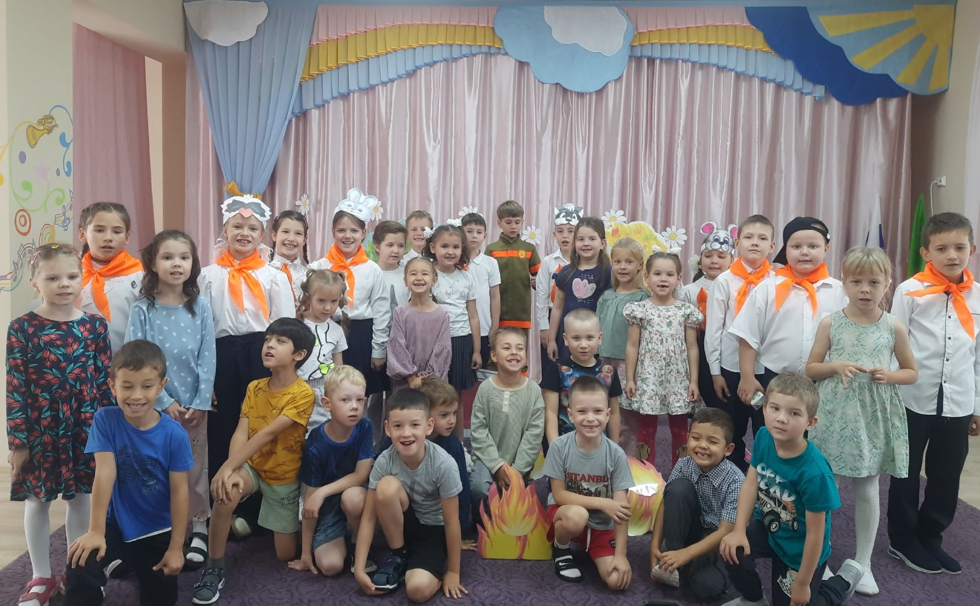 Юные пожарные проводят уроки безопасности для малышей