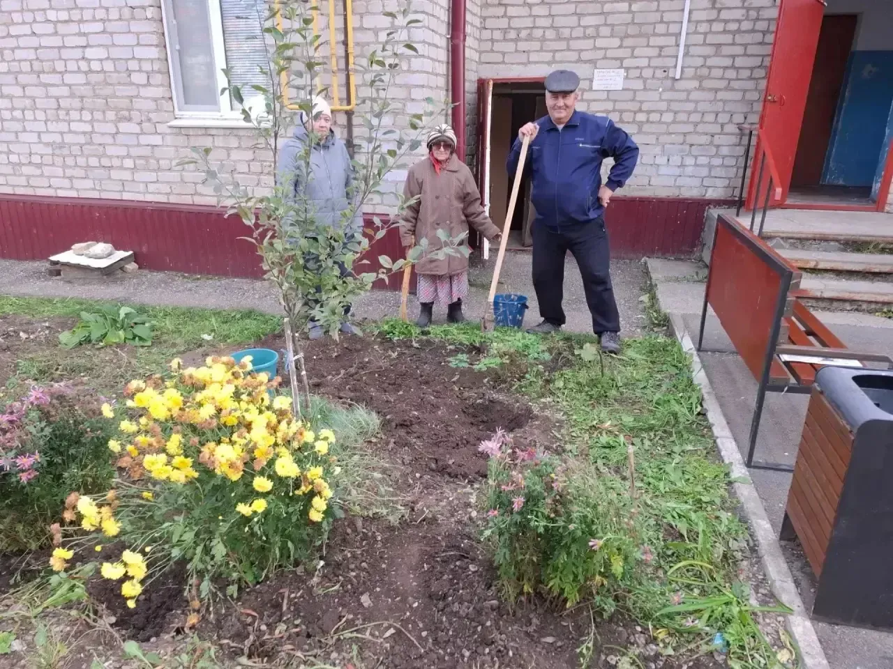 Двор становится уютнее