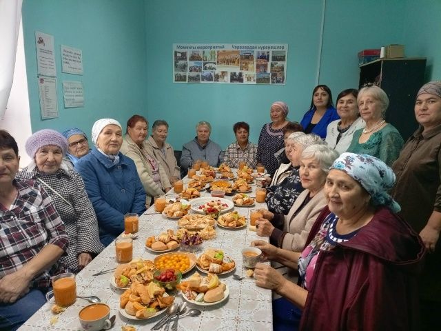 В Абсалямово поздравили старшее поколение душевным концертом и чаепитием