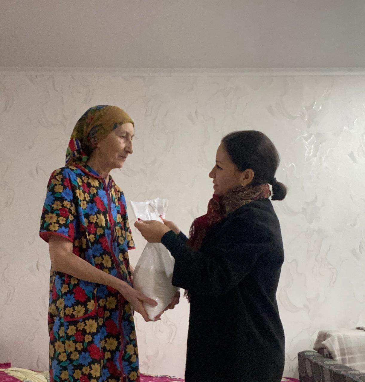 «Осенний визит»: сотрудники ДК поздравили ветеранов труда