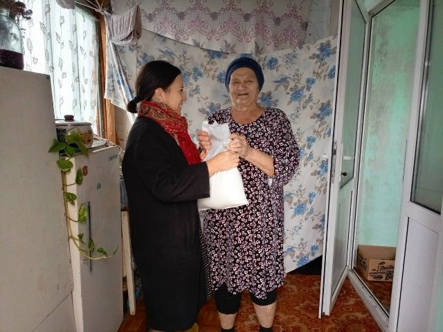 «Осенний визит»: сотрудники ДК поздравили ветеранов труда