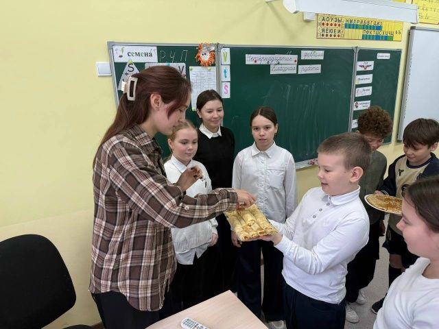 Блинный день в школе: дети поздравляют учителей