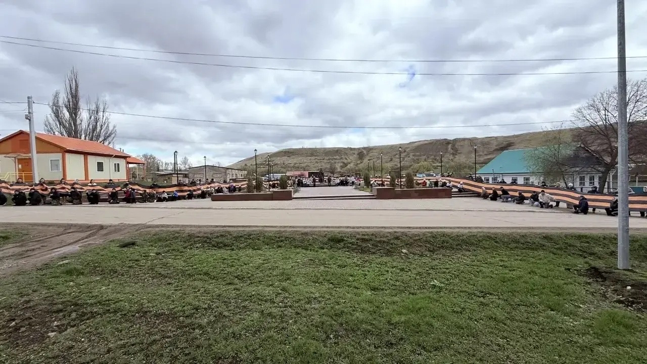 Память, скреплённая лентой: в Старых Уруссу прошла акция «Георгиевская лента»