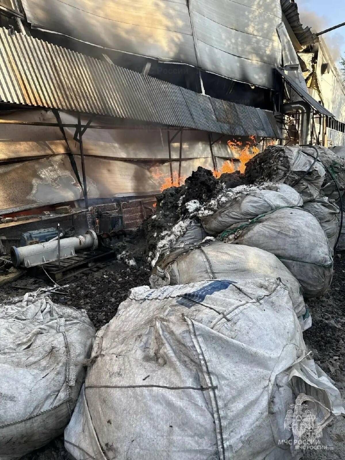 Крупный пожар на складе в Челнах