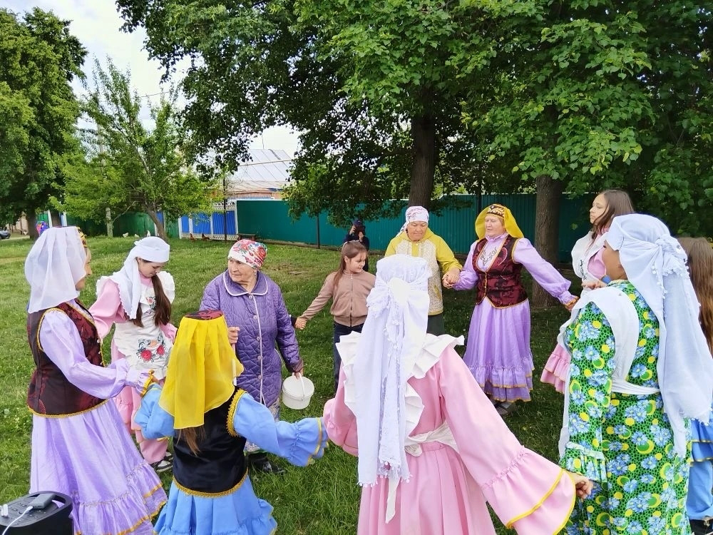 «Ай, рэхмэт»: в селе Байряка провели старинный обряд сбора подарков к Сабантую
