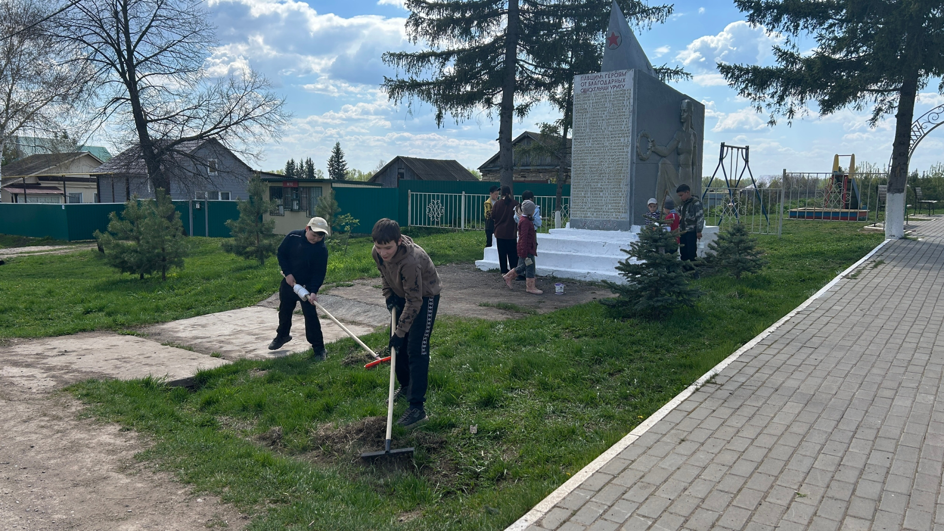Память в каждом дворе: юные экологи отдают дань героям