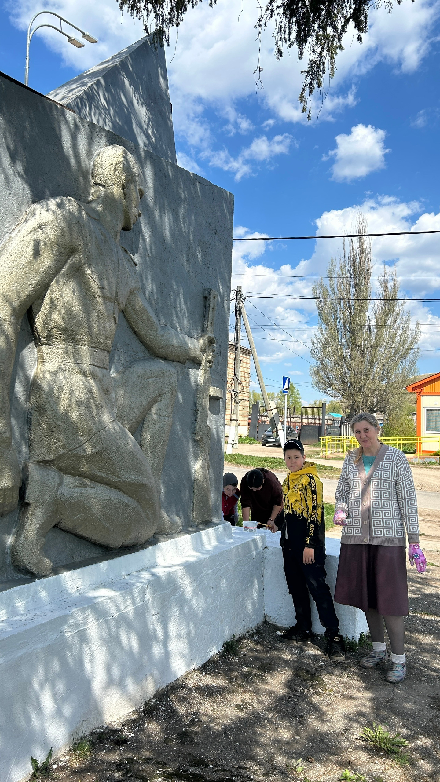 Память в каждом дворе: юные экологи отдают дань героям