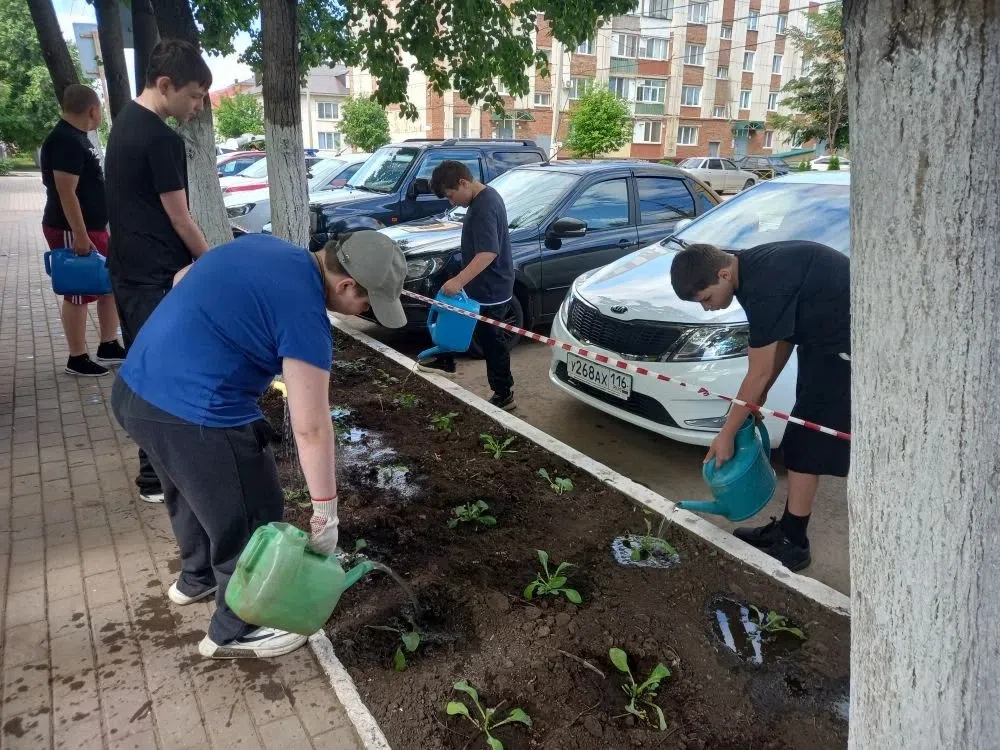 Маленькие дела с большим сердцем: ученики Уруссинской школы № 2 помогают и благоустраивают родной двор