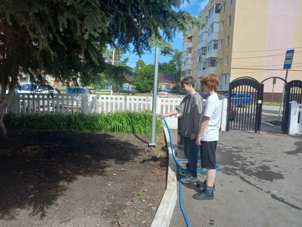 Маленькие дела с большим сердцем: ученики Уруссинской школы № 2 помогают и благоустраивают родной двор