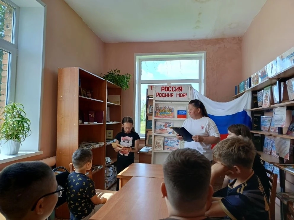 В Ташкичуйской библиотеке ко Дню России провели познавательный час о многонациональности России